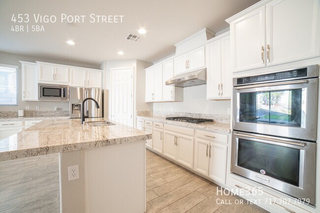 Foto del edificio - Gorgeous 2 Story Home with Balcony and Par...