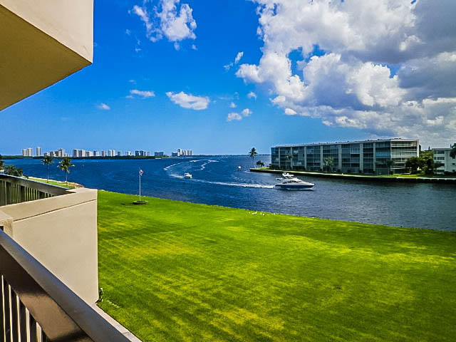 Foto del edificio - 123 Lakeshore Dr