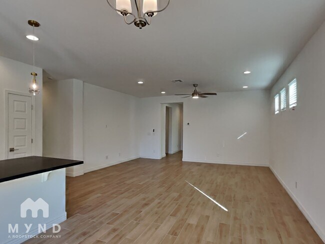 Building Photo - 9959 W Whitton Ave