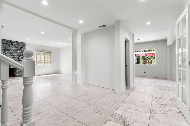 Building Photo - 15419 Valerio St