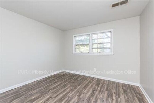 Foto del edificio - 3736 Camelot Dr