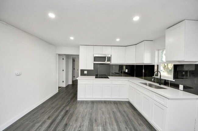 Building Photo - 7640 Broadview Dr