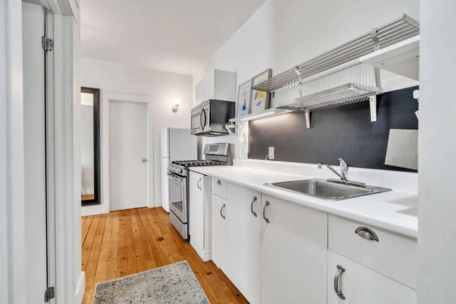 Building Photo - 208 Clarence St