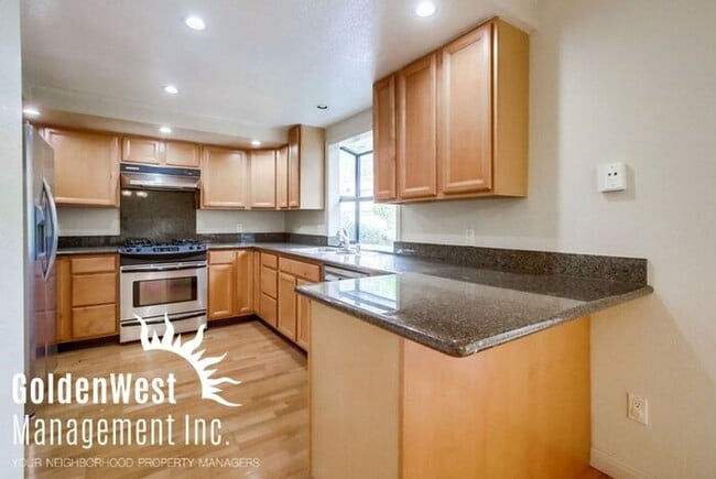Building Photo - Condo 2Bdm 2.5Ba in the Heart of San Diego