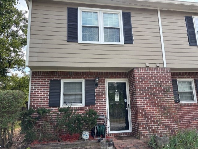 Primary Photo - 2280 Kings Gate Cir SW