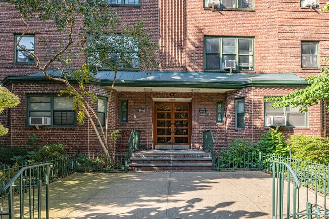 Entrada del edificio - 3420 79th St