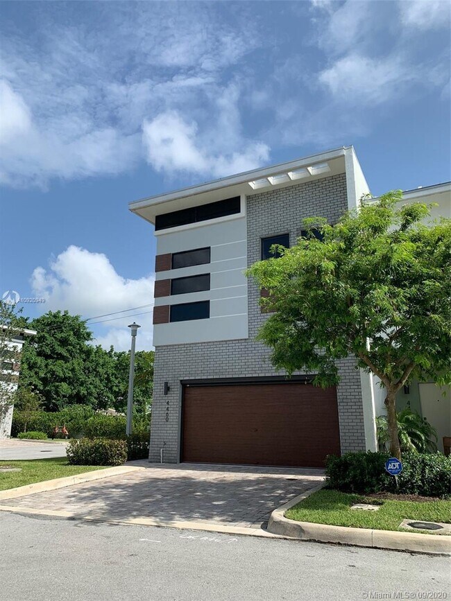 Foto del edificio - 4460 NW 8th Pl