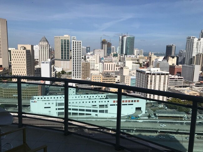 Foto del edificio - 350 S Miami Ave