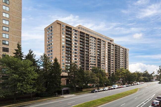 Building Photo - Skyline House