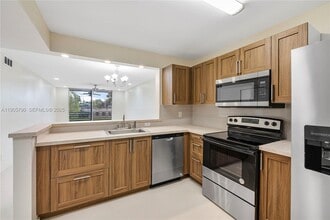 Building Photo - 2820 Somerset Dr