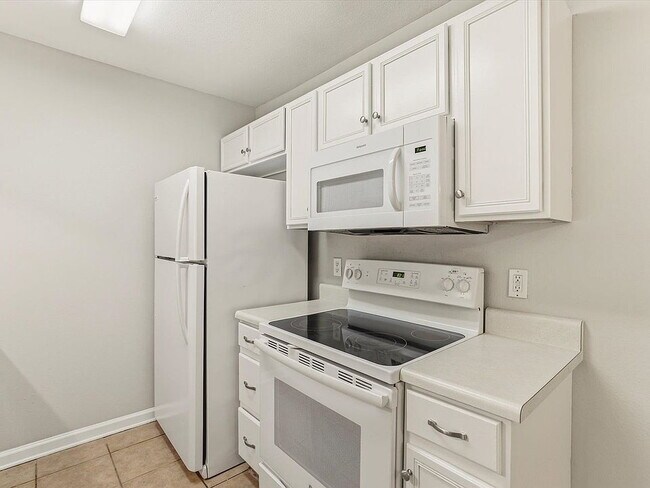 Foto del edificio - 3 bed 3 bath town house off Tharpe