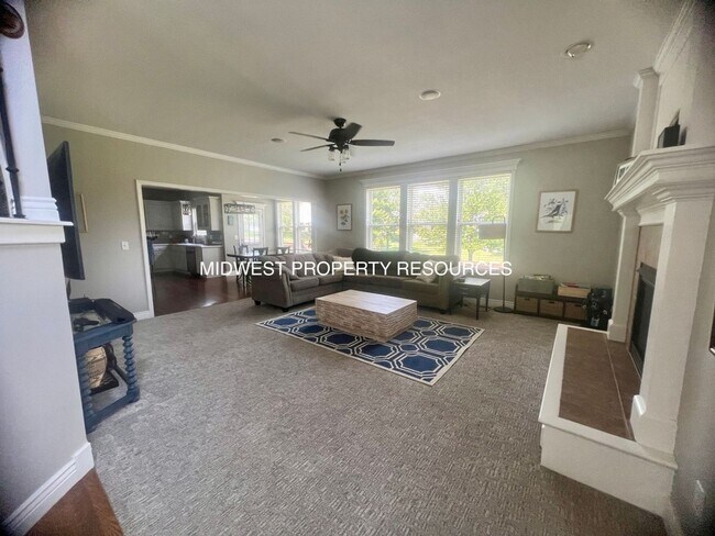 Foto del edificio - Exquisite 4-Bedroom Home with Spacious Fam...