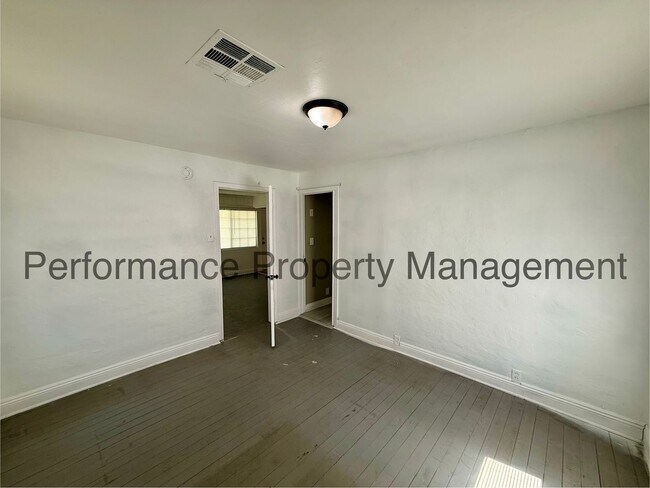 Foto del edificio - Cozy 3 Bed/2 Bath E Bakersfield Home w/ Solar, RBP & $0 Deposit Option
