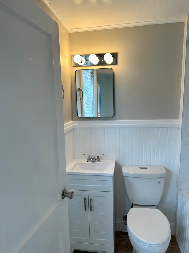 Baño - 2443 4th Ave N