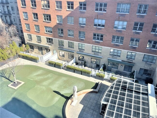 Building Photo - 516 W 47th St