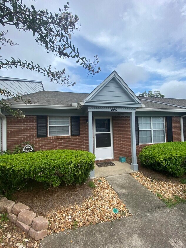 Primary Photo - 806 Elizabeth Dr