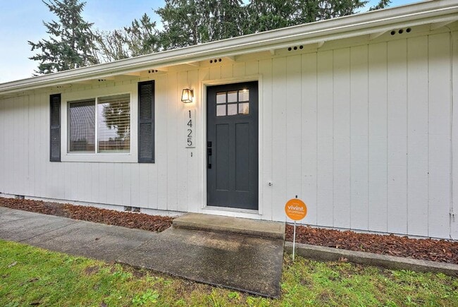 Building Photo - Light & Airy 2-Bedroom Olympia Home with Private Baths & Spacious Backyard!