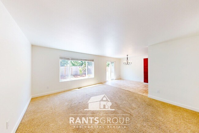 Building Photo - Modern Open-Concept Home with Fenced Backy...