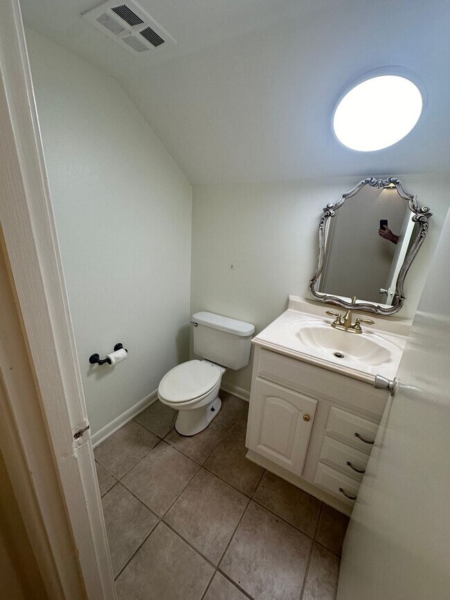 Foto del edificio - 2BD/1.5BA Townhouse located in East Memphis!