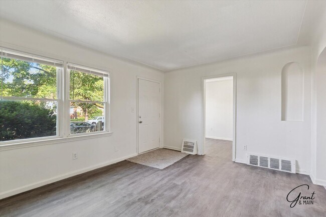 Foto del edificio - $1250 3 bedroom bungalow