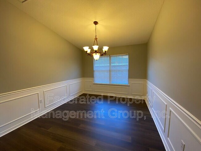 Foto del edificio - 2402 Creekfront Dr