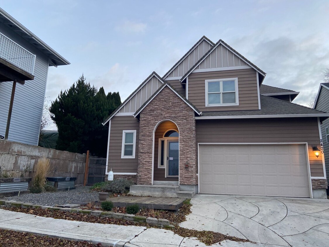 Foto principal - 4 Bedroom 2 1/2 Bath home in The Dalles