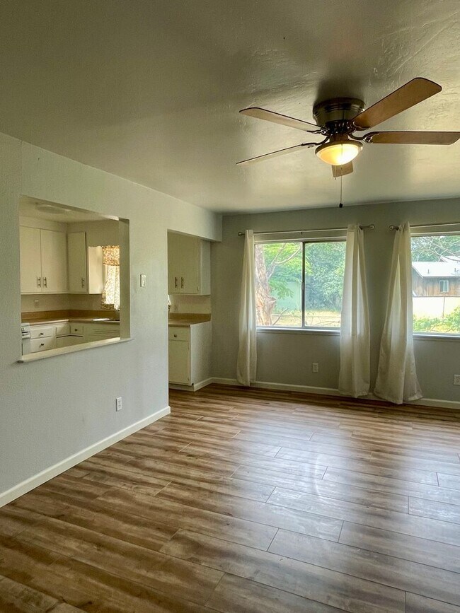 Foto del edificio - SINGLE LEVEL 2 BED 1.5 BATH AT THE END OF ...