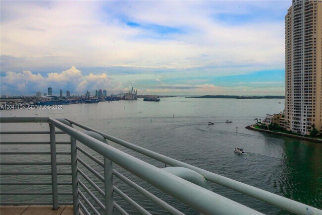Foto del edificio - 325 S Biscayne Blvd