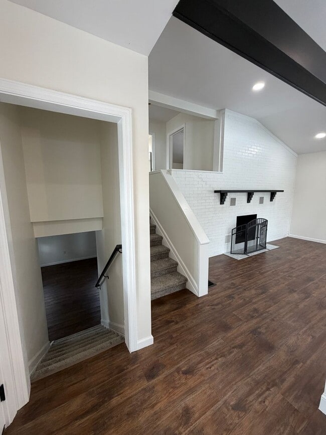 Building Photo - Beautifully Renovated 3/2 in Huge Lot