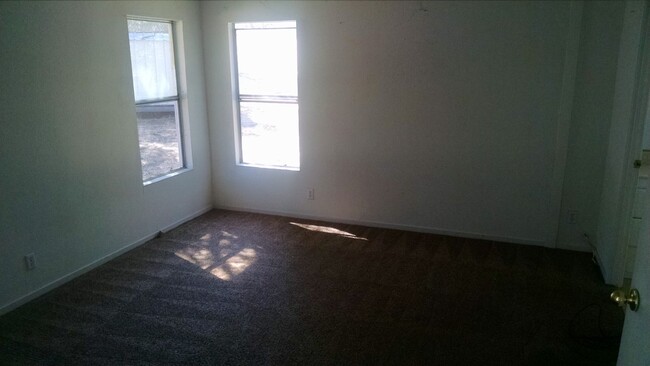Building Photo - Larger 3/2 Manufactured home-Private-Marip...