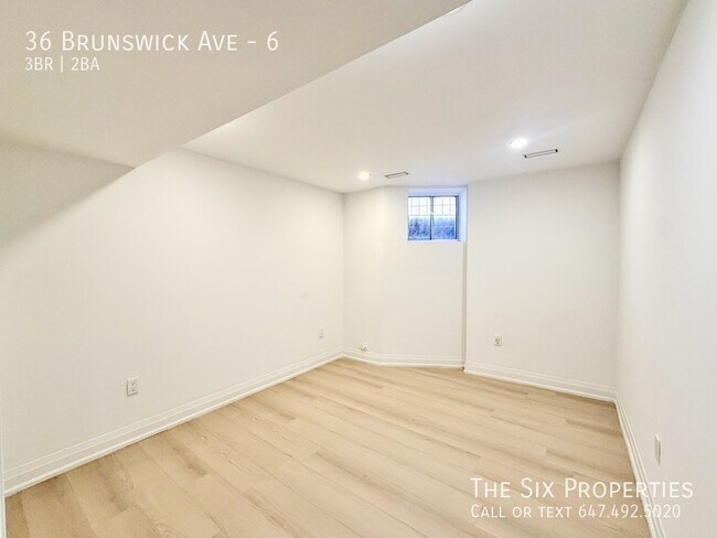 Photo du bâtiment - Brand New 3 Bedroom + 1.5 Bath Lower Level Apartment in the Heart of Downtown