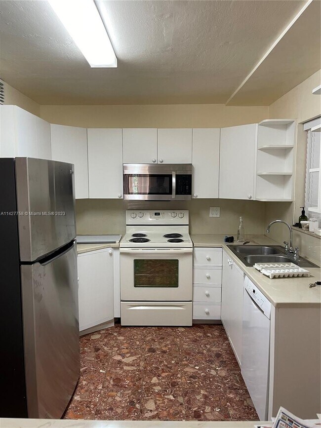 Building Photo - 8895 Fontainebleau Blvd
