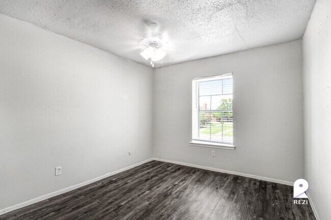 Building Photo - 11810 Algonquin Dr