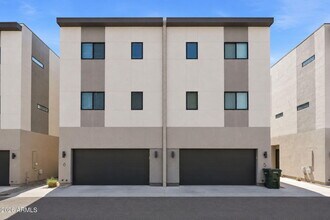 Building Photo - 2727 E Thomas Rd