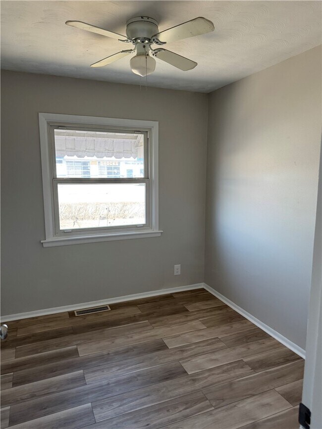 Foto del edificio - 2387 Corning Rd