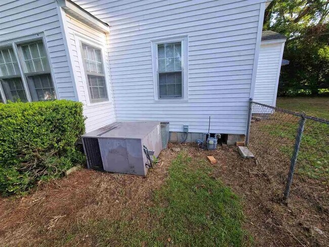 Building Photo - 406 Chamlee Dr