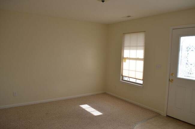Foto del edificio - Charming Townhome in Prime Broadway Location – Steps from Parks & Outdoor Amenities!