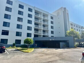 Building Photo - 901 Hillcrest Dr