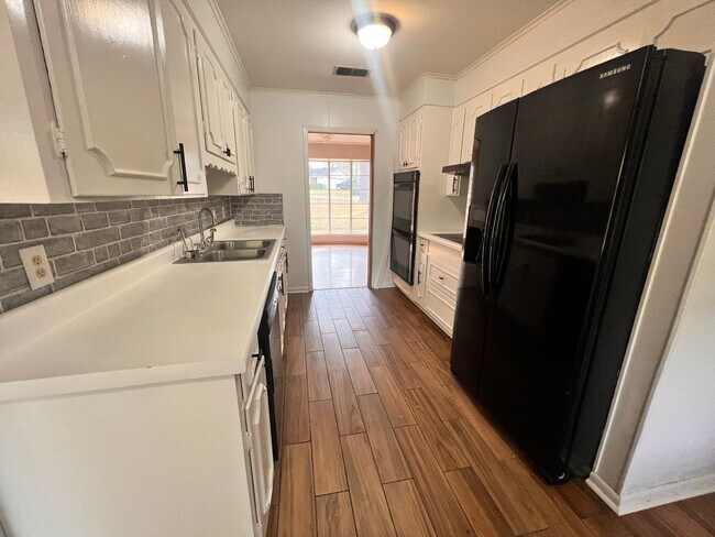 Foto del edificio - HAUGHTON HOME WITH TONS OF SPACE