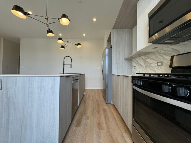 Foto del edificio - 3 bedroom in Chicago IL 60641
