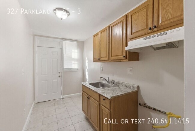 Building Photo - 327 Parkland Pl SE