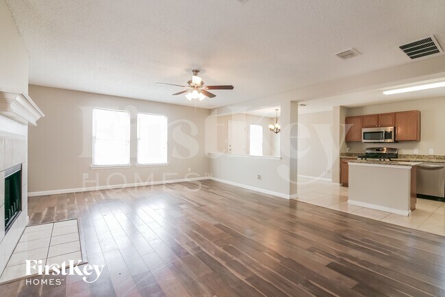 Building Photo - 916 Simi Dr