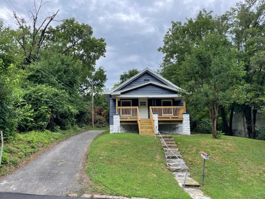 Foto principal - 2bd/1ba Bungalow Available Now!!