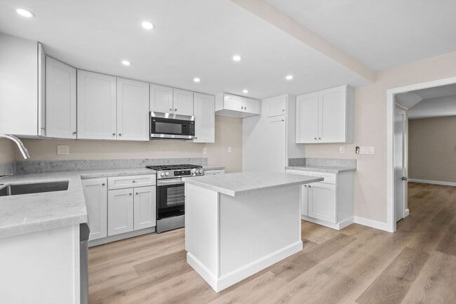 Building Photo - Large Modern Renovated 3 Bedroom 2.5 Bath ...