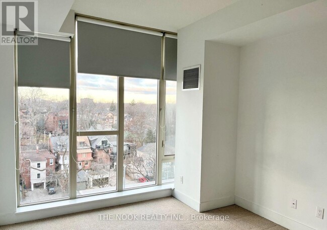 Photo du bâtiment - 1638 Bloor St W