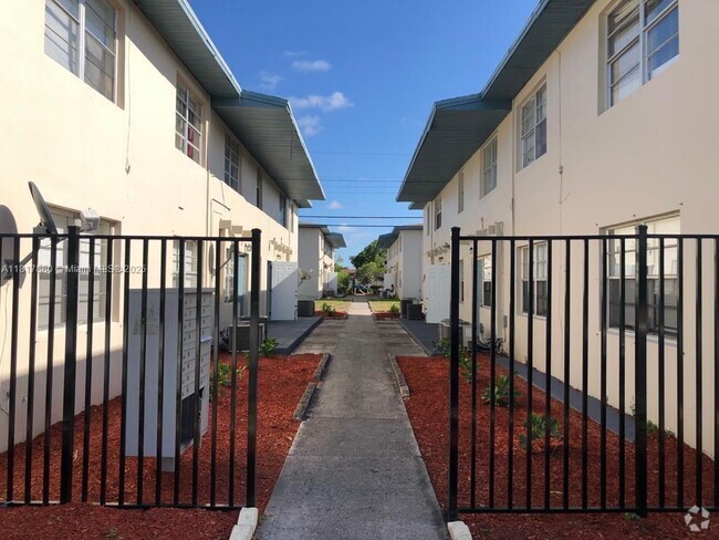 Building Photo - 939 Magnolia Dr