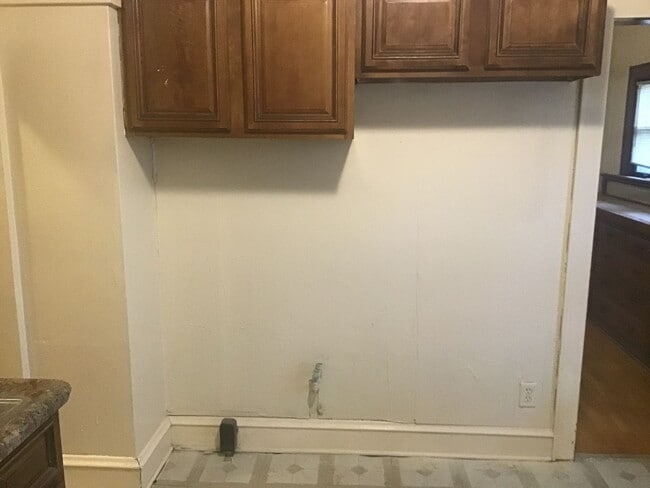 Building Photo - 4 bedroom single family home