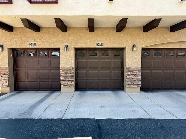 Building Photo - 2 Bedroom Townhome In Gated Community of P...