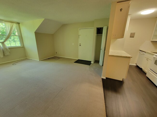 Building Photo - Nicely Updated One Bedroom Condo Available...
