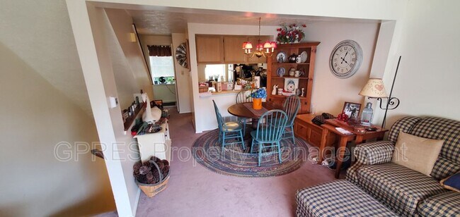 Building Photo - Townhouse for rent